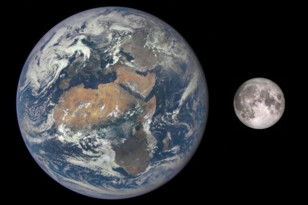 Erde und Mond im gleichen Maßstab