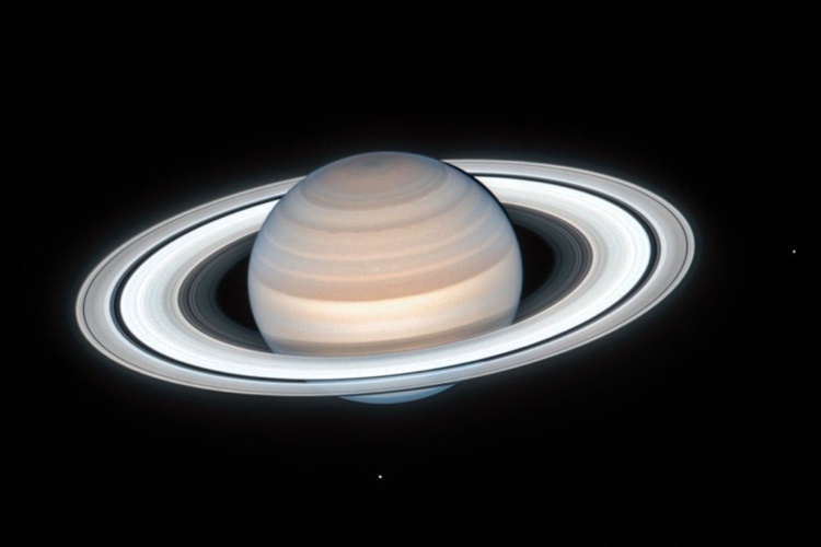 Planet Saturn und zwei seiner Monde in einer Aufnahme des Hubble-Weltraumteleskops