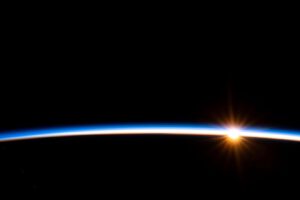 Die Atmosphäre der Erde bei Sonnenaufgang, Aufnahme von der Internationalen Raumstation
