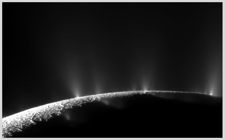 Fontänen aus Wasser und Eis auf dem Saturnmond Enceladus