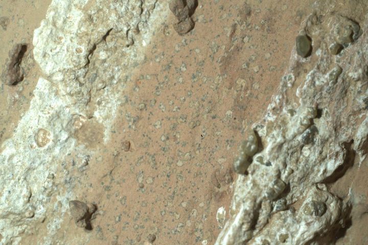 Leoparden Flecken und Olivin auf dem Felsen "Cheyava Falls", 18. Juli 2024